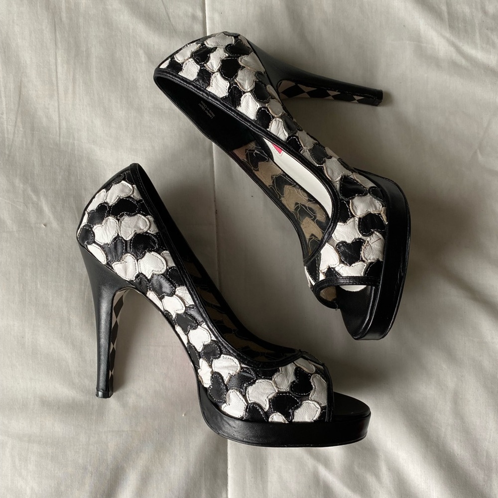 BETSY JOHNSON black and white heart peep toe pumps